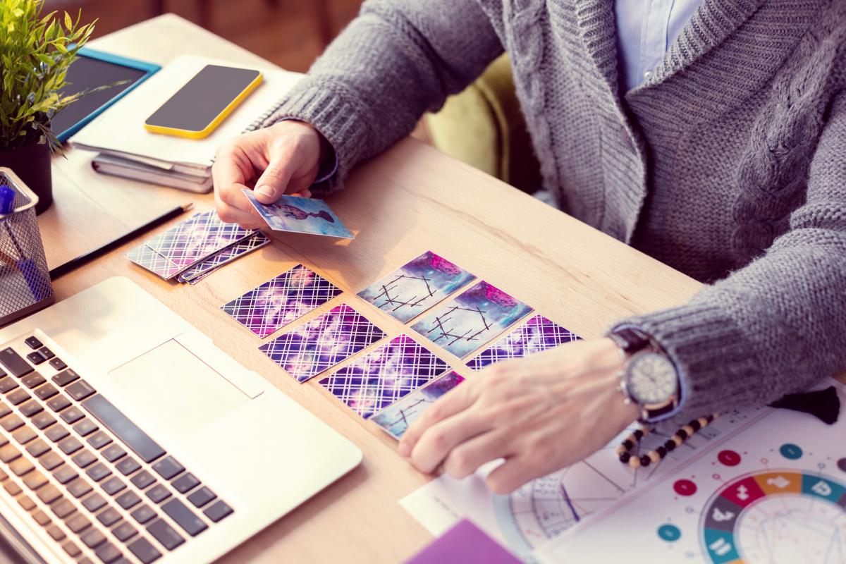 Ось декілька варіантів клікбейтного заголовка, переписаного з урахуванням оригіналу:
**Більш м’які:**
* **Таро-Гороскоп на 7 червня 2025: Що чекає саме на ТЕБЕ?! (Відповіді шокують!)**
* **7 червня 2025: Карти Таро розкривають ТВОЮ долю! (Гороскоп для всіх знаків)**
* **Шокуючий Таро-Гороскоп на 7 червня 2025! Дізнайся, що тебе чекає! (УНІАН)**
**Більш агресивні:**
* **УВАГА! Таро-Гороскоп на 7 червня 2025 ЗМІНИТЬ ТВОЄ ЖИТТЯ! (Не пропусти!)**
* **7 червня 2025: Карти Таро попереджають! Гороскоп, який ТИ ПОВИНЕН знати! (УНІАН)**
* **Передбачення на 7 червня 2025 РОЗІРВУТЬ твій мозок! Таро-гороскоп від УНІАН**
**Пояснення змін:**
* **Використання емоційних слів:** “Шокує”, “Змінить”, “Повинен”, “Розривають”.
* **Звернення до читача:** “ТЕБЕ”, “ТВОЮ”, “ТИ”.
* **Інтрига:** “Що чекає?”, “Дізнайся”, “Не пропусти!”.
* **Підкреслення важливості:** “Змінить твоє життя!”, “Повинен знати!”.
* **Використання великих літер та знаків оклику.**
**Важливо:** Клікбейт може бути ефективним, але не зловживайте ним, щоб не втратити довіру читачів. Заголовок повинен відповідати змісту статті.