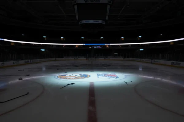 НХЛ: У захоплюючому нью-йоркському дербі перевагу здобули Айлендерс