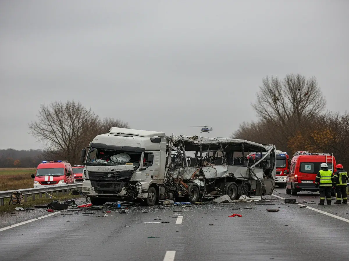 На Кіровоградщині сталася страшна аварія: фура зіткнулася з автобусом, є загиблі