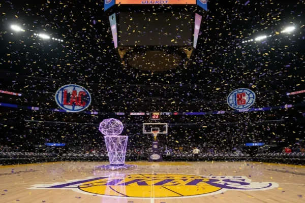 Лейкерс святкують перемогу в захоплюючому дербі проти Кліпперс у НБА