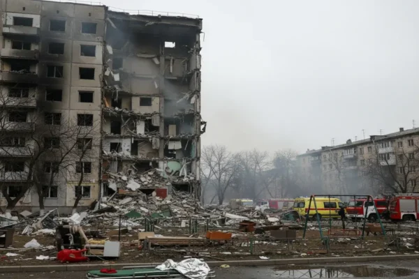 Російська агресія: обстріл житлового будинку на Харківщині призвів до поранень серед цивільних жителів