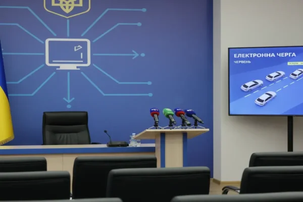 У червні розпочне роботу електронна черга для легкових автомобілів, – Кулеба
